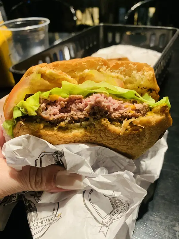 Hambúrguer com alface e carne ao ponto, foto de D.S Rodrigues