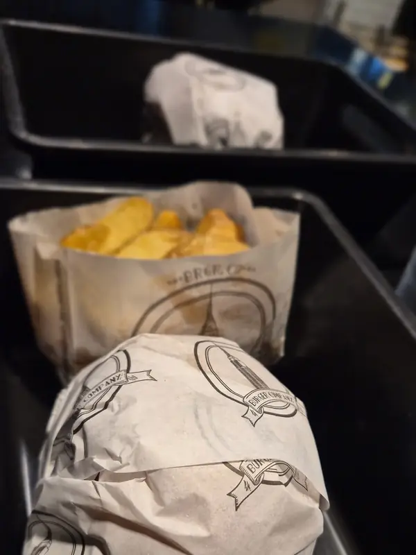 Porção de batatas rústicas e hambúrguer embrulhado no papel da Burger Company, foto de kelly Lopes